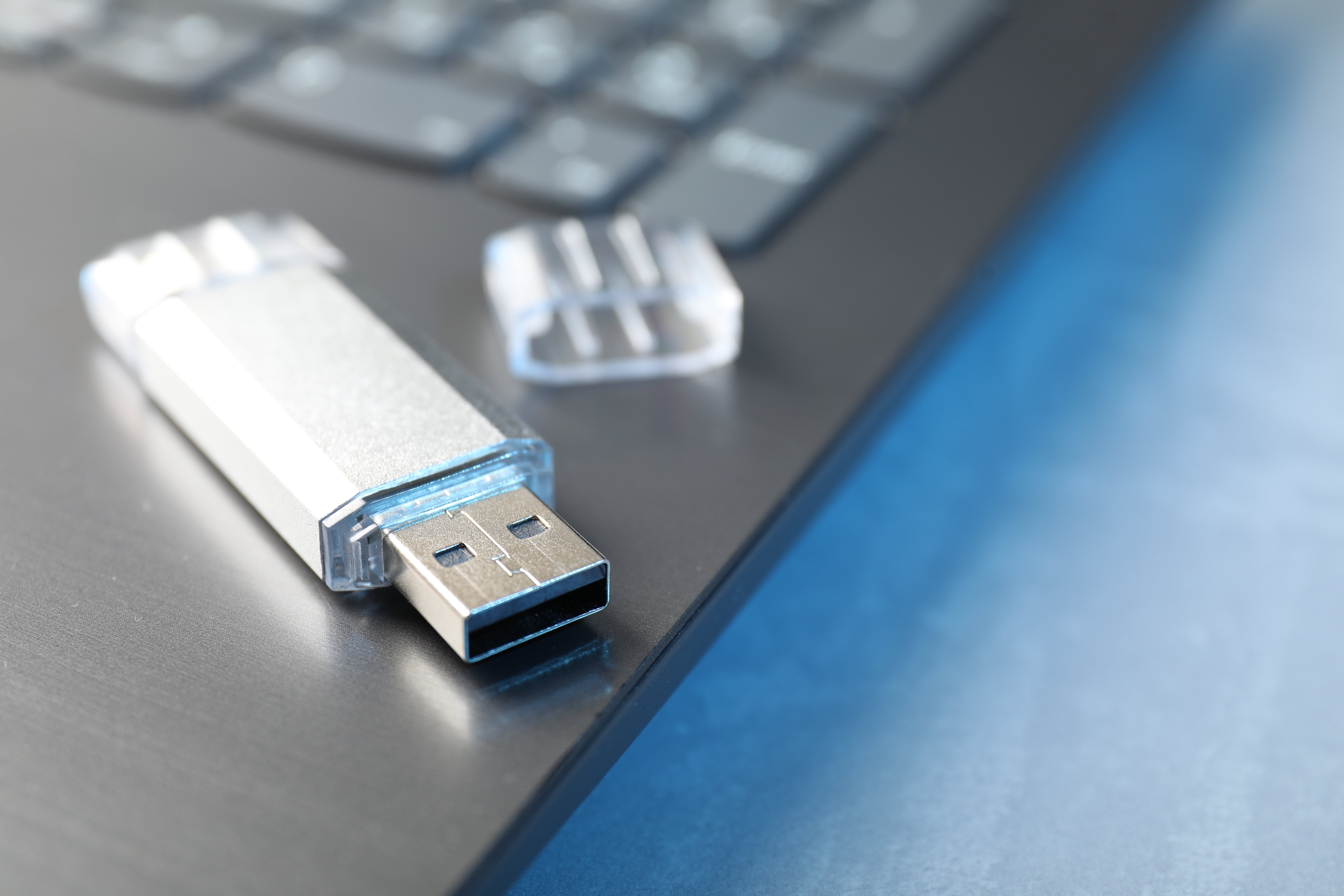 flash-drive-and-laptop-on-table-closeup-2025-08-31-01-00-36-utc